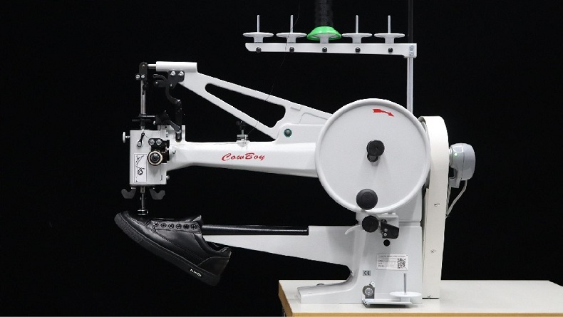 7360 Máquina de zapatero de brazo estrecho con bobina grande para materiales gruesos